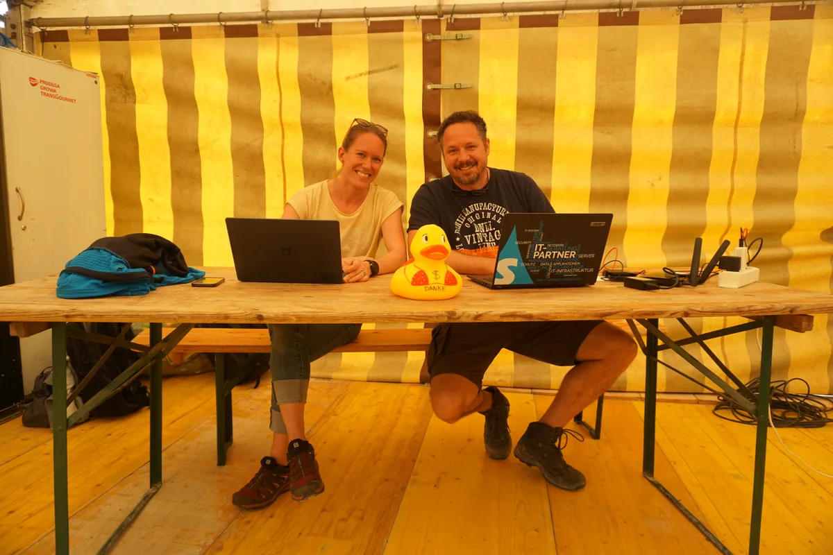 Zwei Personen an Laptops